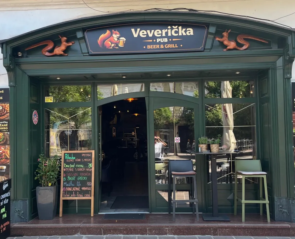 Vchod do Veveričky na Hlavnej ulici v Košiciach