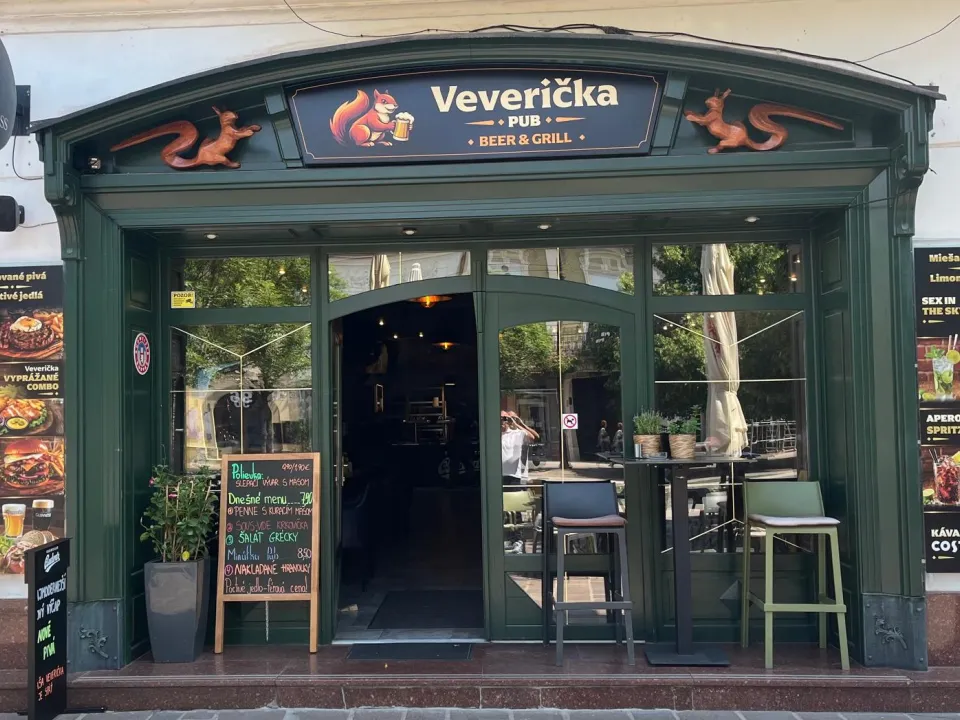 Vchod do Veveričky na Hlavnej ulici